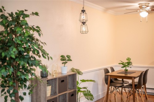 110-1600 Dufferin Cres, Nanaimo, BC - Indoor Photo Showing Dining Room