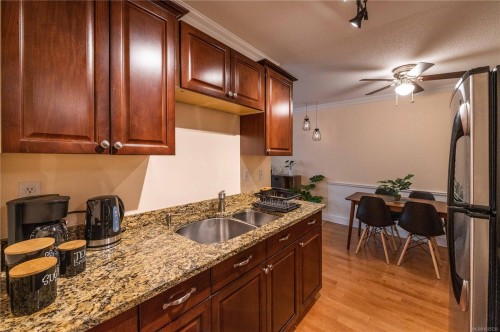 110-1600 Dufferin Cres, Nanaimo, BC - Indoor Photo Showing Kitchen With Double Sink