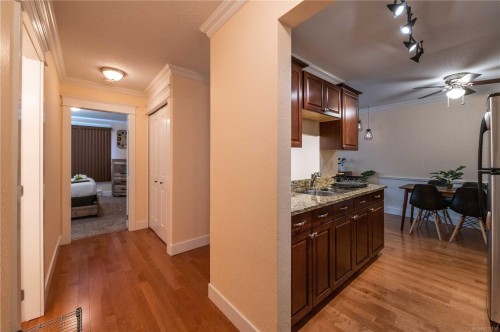 110-1600 Dufferin Cres, Nanaimo, BC - Indoor Photo Showing Kitchen