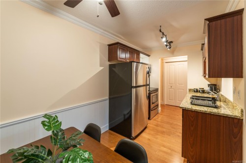 110-1600 Dufferin Cres, Nanaimo, BC - Indoor Photo Showing Kitchen