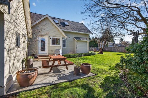 2156 Eardley Rd, Campbell River, BC 