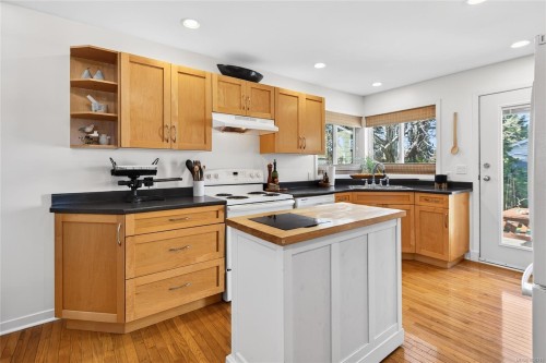 2156 Eardley Rd, Campbell River, BC 