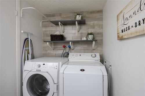 196 Point West Dr, Winnipeg, MB 