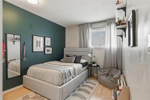 196 Point West Dr, Winnipeg, MB 