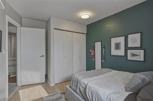 196 Point West Dr, Winnipeg, MB 