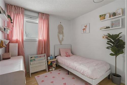 196 Point West Dr, Winnipeg, MB 