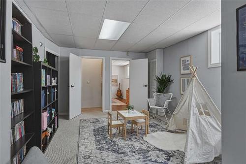 196 Point West Dr, Winnipeg, MB 