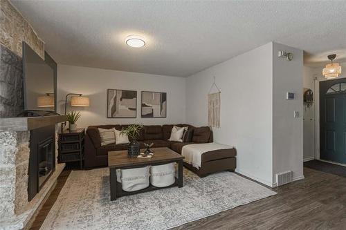 196 Point West Dr, Winnipeg, MB 