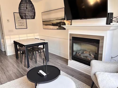 Dining room - 103-33 Mtée Victor-Nymark, Saint-Sauveur, QC - Indoor With Fireplace
