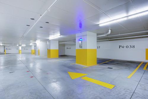 Garage - 3412-1188 Rue St-Antoine O., Montréal (Ville-Marie), QC - Indoor Photo Showing Garage