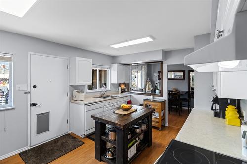 601 Regina Avenue, Kamloops, BC - Indoor Photo Showing Kitchen With Double Sink