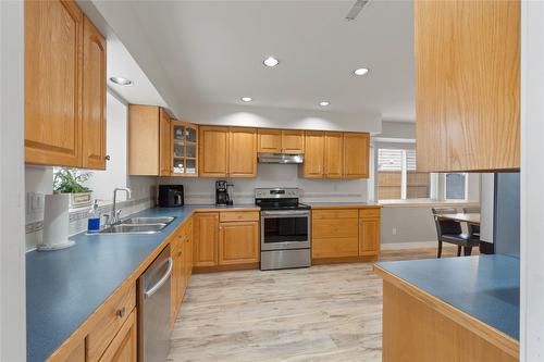 1098 North Glen Drive, Kamloops, BC - Indoor Photo Showing Kitchen With Double Sink