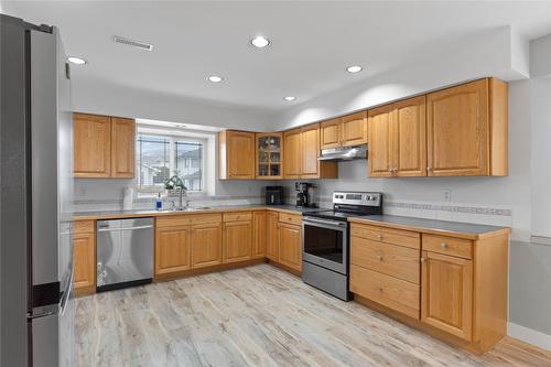 1098 North Glen Drive, Kamloops, BC - Indoor Photo Showing Kitchen