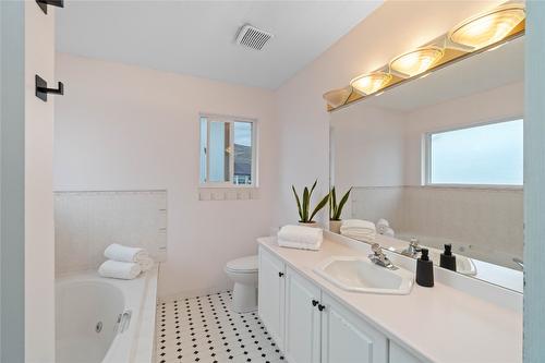 1098 North Glen Drive, Kamloops, BC - Indoor Photo Showing Bathroom