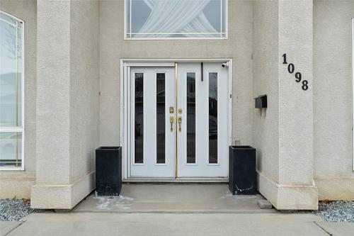 1098 North Glen Drive, Kamloops, BC - Outdoor With Exterior
