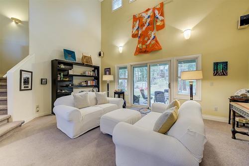 3605 Luxmoore Road, Kelowna, BC - Indoor Photo Showing Living Room