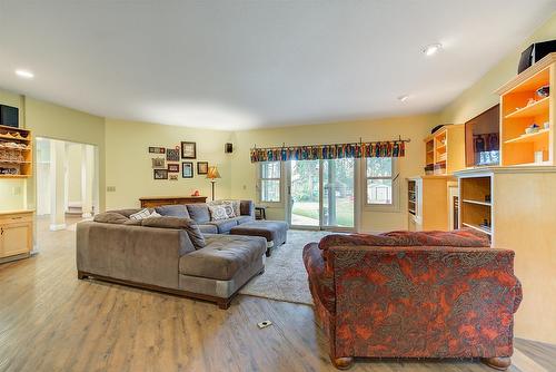 3605 Luxmoore Road, Kelowna, BC - Indoor Photo Showing Living Room