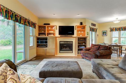 3605 Luxmoore Road, Kelowna, BC - Indoor Photo Showing Living Room With Fireplace
