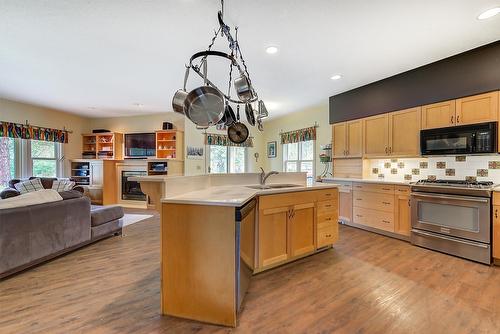 3605 Luxmoore Road, Kelowna, BC - Indoor Photo Showing Kitchen