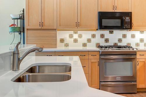 3605 Luxmoore Road, Kelowna, BC - Indoor Photo Showing Kitchen With Double Sink