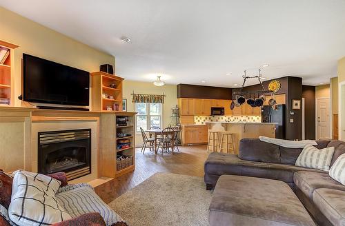 3605 Luxmoore Road, Kelowna, BC - Indoor Photo Showing Living Room With Fireplace