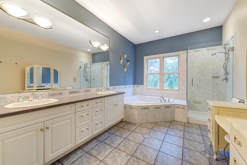 3605 Luxmoore Road, Kelowna, BC - Indoor Photo Showing Bathroom