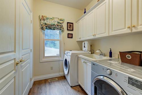 3605 Luxmoore Road, Kelowna, BC - Indoor Photo Showing Laundry Room
