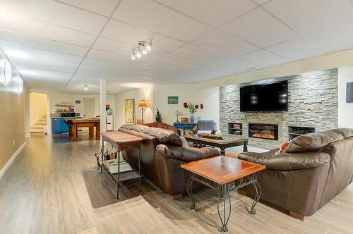 3605 Luxmoore Road, Kelowna, BC - Indoor Photo Showing Living Room With Fireplace