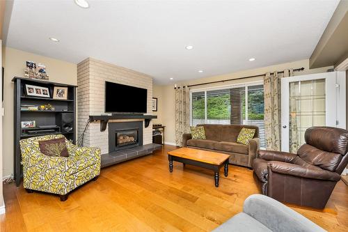 6463 Blue Jay Road, Vernon, BC - Indoor Photo Showing Living Room With Fireplace