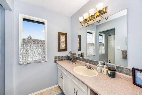 6463 Blue Jay Road, Vernon, BC - Indoor Photo Showing Bathroom