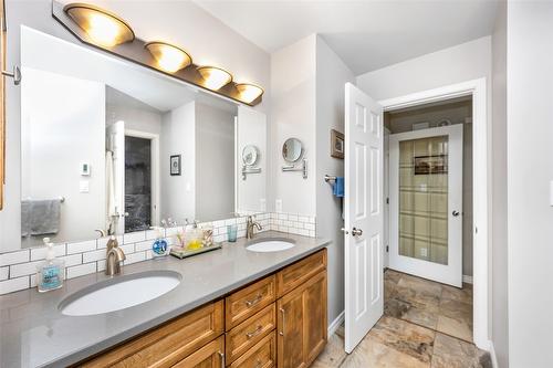 6463 Blue Jay Road, Vernon, BC - Indoor Photo Showing Bathroom