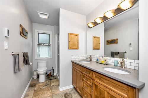 6463 Blue Jay Road, Vernon, BC - Indoor Photo Showing Bathroom