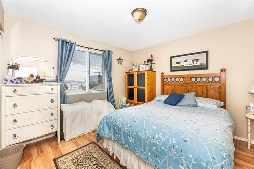 6463 Blue Jay Road, Vernon, BC - Indoor Photo Showing Bedroom