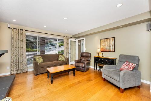 6463 Blue Jay Road, Vernon, BC - Indoor Photo Showing Living Room