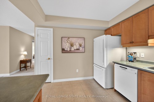 308-908 Mohawk Road E, Hamilton, ON - Indoor Photo Showing Kitchen