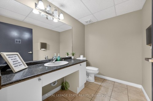 308-908 Mohawk Road E, Hamilton, ON - Indoor Photo Showing Bathroom