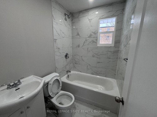 300 East 43Rd Street, Hamilton, ON - Indoor Photo Showing Bathroom