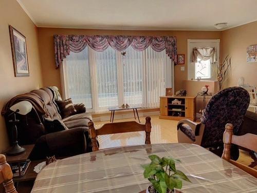 Living room - 11 Boul. Perron E., Matapédia, QC - Indoor