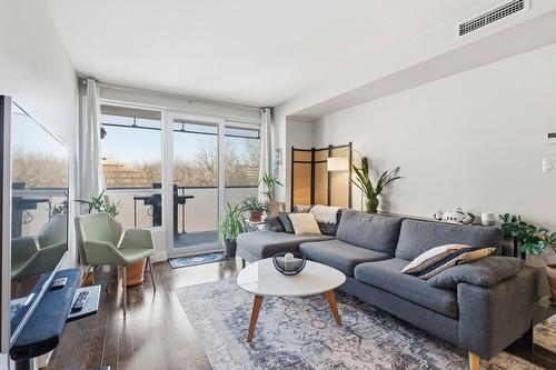 Living room - 608-4900 Boul. De L'Assomption, Montréal (Rosemont/La Petite-Patrie), QC - Indoor Photo Showing Living Room