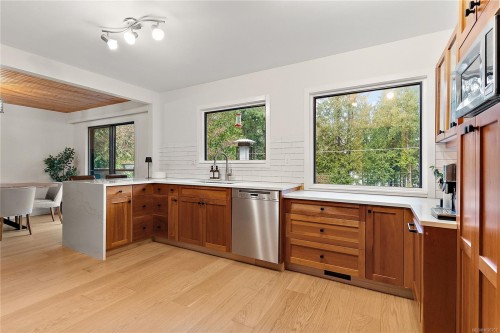 1166 Cloake Hill Rd, North Saanich, BC 