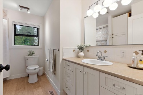 1166 Cloake Hill Rd, North Saanich, BC 