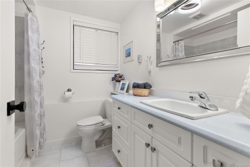 1166 Cloake Hill Rd, North Saanich, BC 