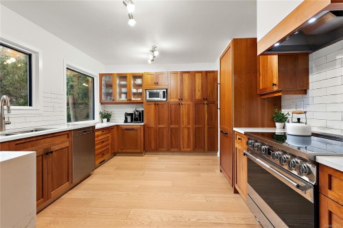 1166 Cloake Hill Rd, North Saanich, BC 