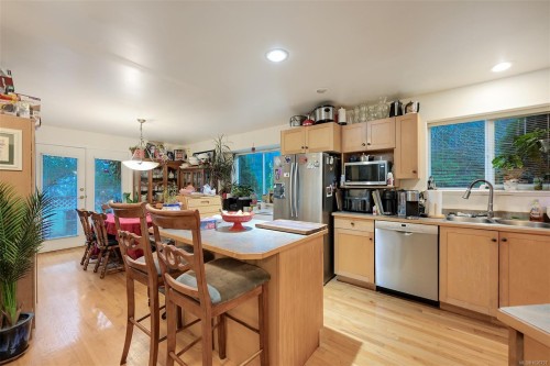 1975 Highland Rd, View Royal, BC 