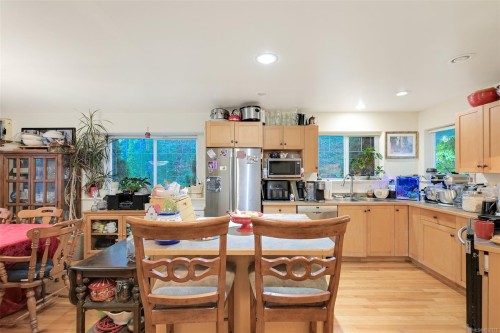 1975 Highland Rd, View Royal, BC 