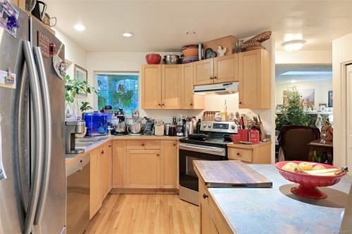 1975 Highland Rd, View Royal, BC 