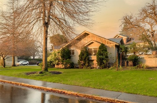 1975 Highland Rd, View Royal, BC 