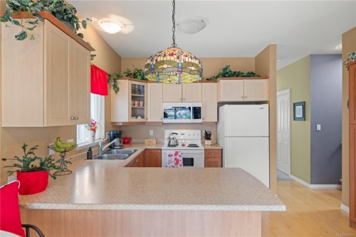 8 Newstead Cres, View Royal, BC 