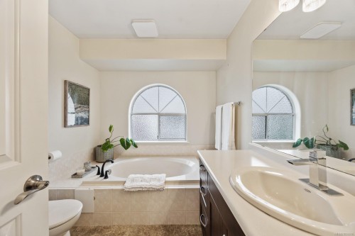 1354 Malahat Dr, Courtenay, BC 