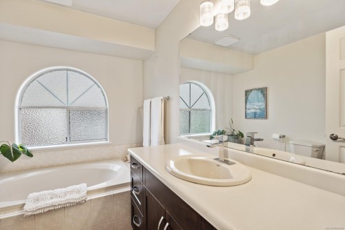 1354 Malahat Dr, Courtenay, BC 